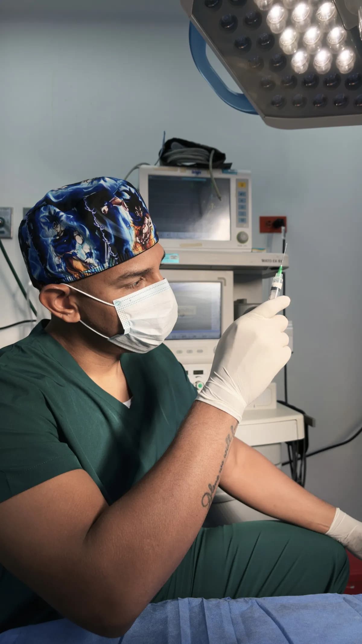 El Dr. Camelo carga la medicación bajo la lámpara del quirófano.